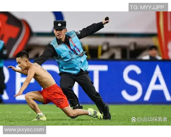 足球明星赛场意外脱裤子引发全场哗然球迷热议背后故事揭秘