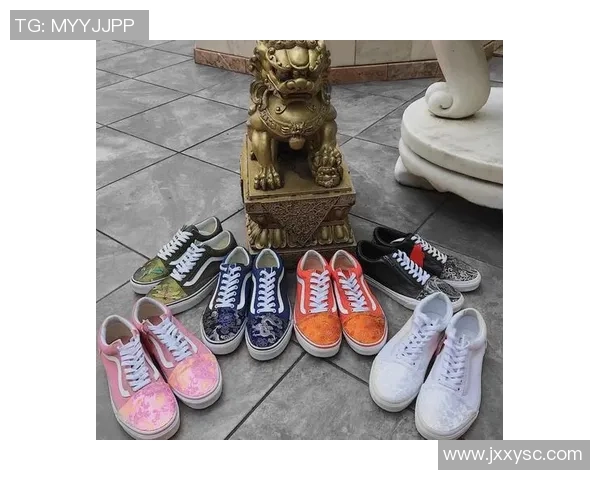 足球明星携手LV书包展现时尚魅力引领潮流风向标